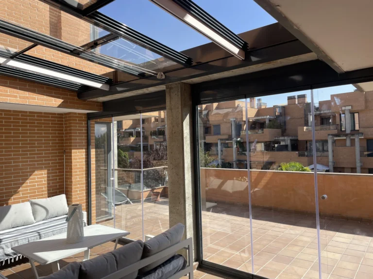 Cubierta de cristal y paneles laterales acristalados en una terraza